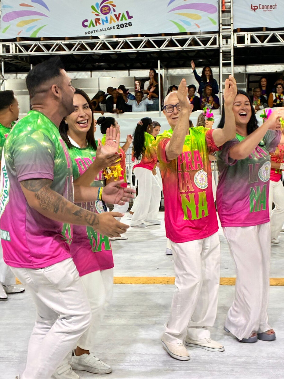 Samba no p&eacute;: desfilei ao lado do deputado Kak&aacute; D'&Aacute;vila, Luana Ponce de Leon e Tati Feldens (Foto: Ivan Mattos/Divulga&ccedil;&atilde;o)