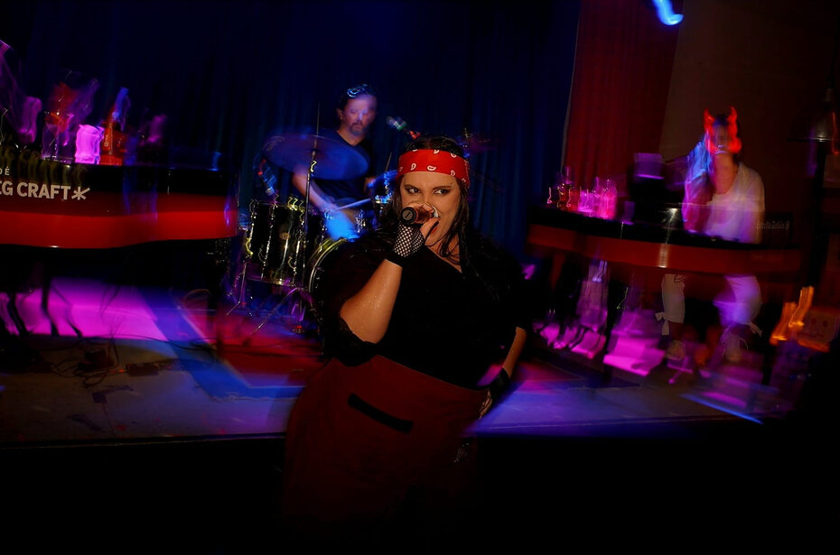 Málicks conduziu as cantorias com sua habitual desenvoltura (Foto: Duda Alvares/Divulgação)