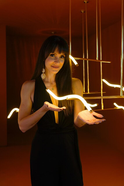 Mariana Prestes com a luminária premiada (Foto: Divulgação)