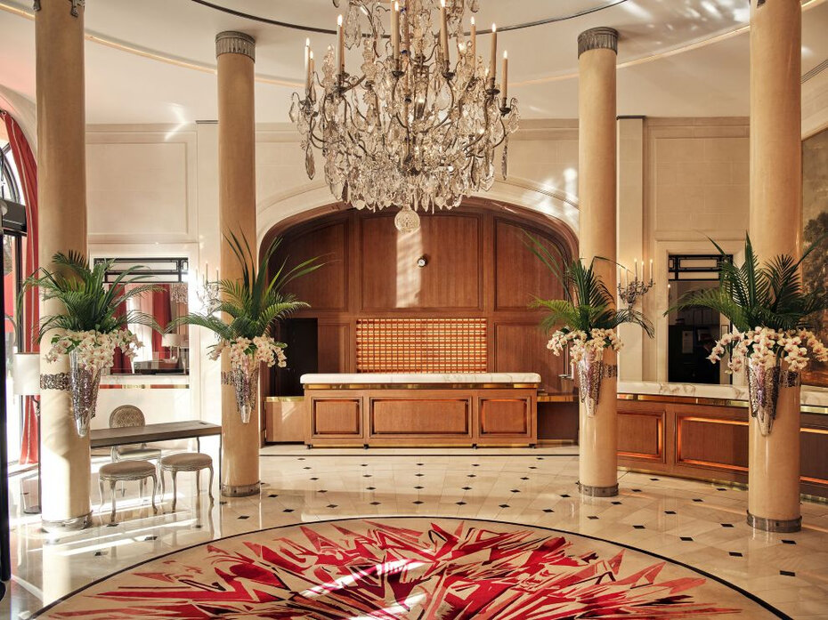 Detalhes florais e lustres de cristal criam atmosfera acolhedora e sofisticada no lobby do Plaza (Foto: Dorchester Collection/Divulga&ccedil;&atilde;o) 