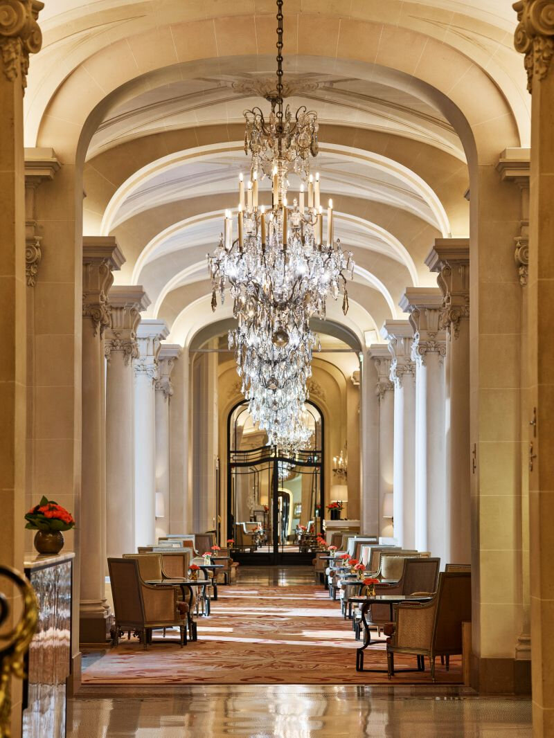 Detalhes florais e lustres de cristal criam atmosfera acolhedora e sofisticada no lobby do Plaza (Foto: Dorchester Collection/Divulga&ccedil;&atilde;o) 