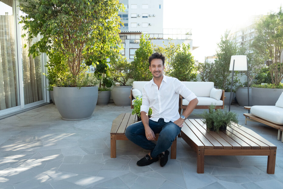 O arquiteto Fernando Thunm conferiu os belos ambientes da loja (Foto: Lucas Franck/Divulga&ccedil;&atilde;o)