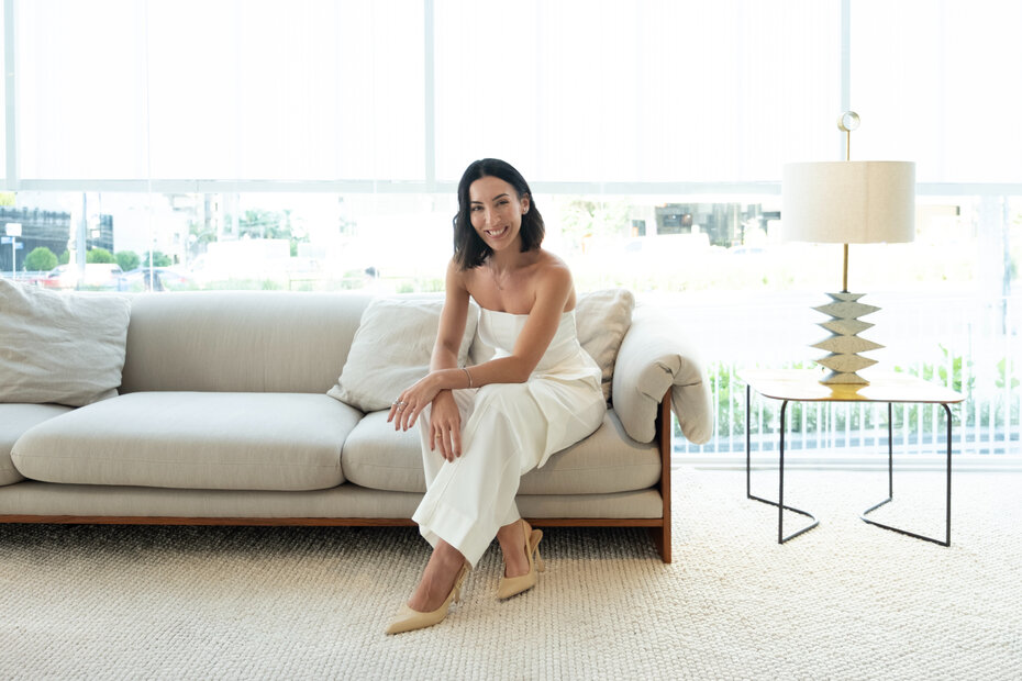 A designer Ana Alonso no sof&aacute; Isidro, em que homenageia seu av&ocirc; (Foto: Lucas Franck/Divulga&ccedil;&atilde;o)