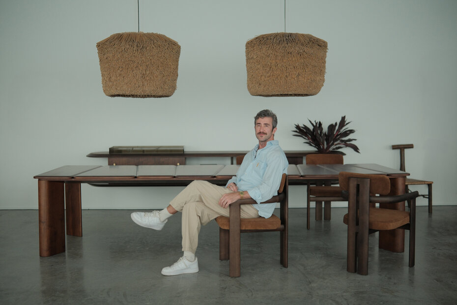 Giacomo Tomazzi junto &agrave; sua mesa de jantar Tribeca (Foto: Lucas Franck/Divulga&ccedil;&atilde;o)