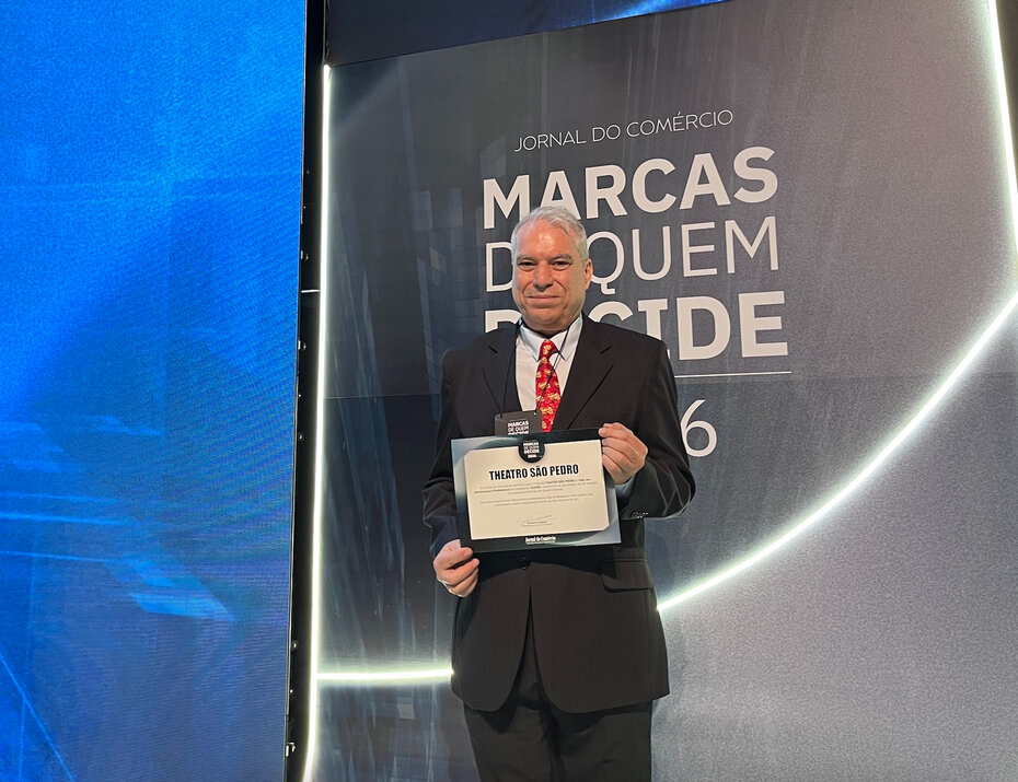 Jo&atilde;o Antonio Porto recebeu o título em nome do Theatro São Pedro (Foto: Jessica Barcellos/Divulga&ccedil;&atilde;o)