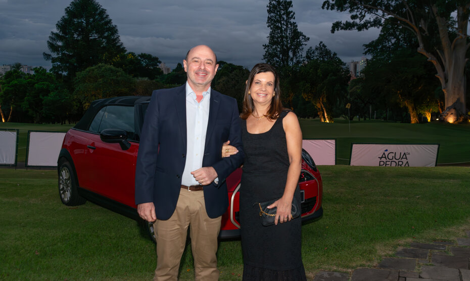 Nelson e Adriana Pires recepcionaram os convidados na abertura da temporada (Foto: Evandro Leal/Divulga&ccedil;&atilde;o)