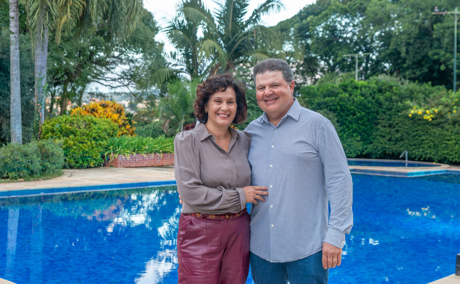 Denise Blank e Andr&eacute; Camozzato, ele capit&atilde;o de golfe, na tarde festiva (Foto: Evandro Leal/Divulga&ccedil;&atilde;o)