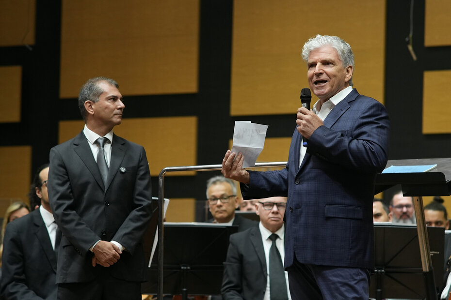 Brasil Silva Neto, representando o Hospital de Cl&iacute;nicas, e Gilberto Schwartsmann, presidente da Funda&ccedil;&atilde;o OSPA (Foto: Vin&iacute;cius Angeli/Divulga&ccedil;&atilde;o)