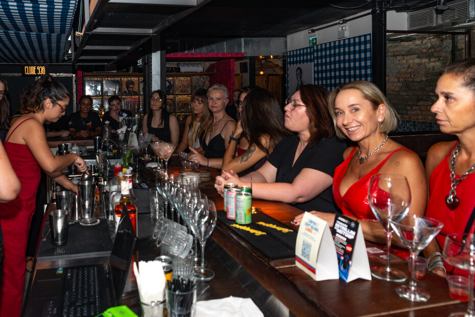 Participantes do curso atentas aos segredos da mixologia (Foto: Evandro Leal/Divulga&ccedil;&atilde;o)