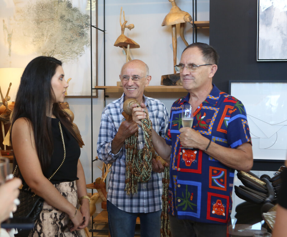 Bruna Alessi atenta &agrave;s explana&ccedil;&otilde;es de Helio e Elias Zorzi (Foto: Notre Design/Divulga&ccedil;&atilde;o)