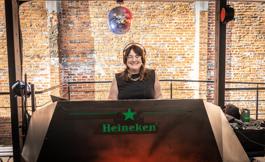 A DJ Luiza Pads deu o tom musical da tarde (Foto: Evandro Leal/Divulga&ccedil;&atilde;o)