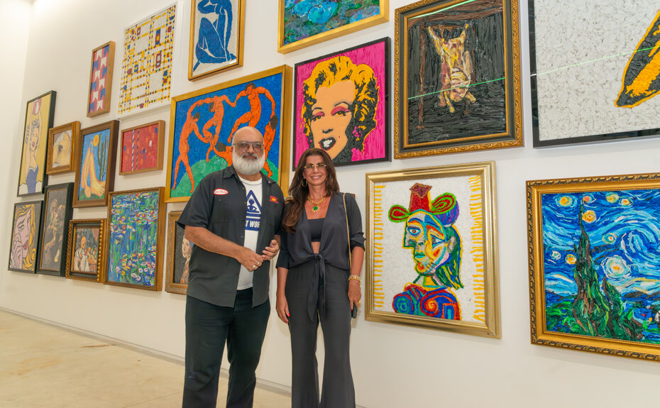 Roger Lerina e Simone Pontes na inaugura&ccedil;&atilde;o do novo espa&ccedil;o. Ao fundo as obras de Eduardo Srur  (Foto: Evandro Leal/Divulga&ccedil;&atilde;o)