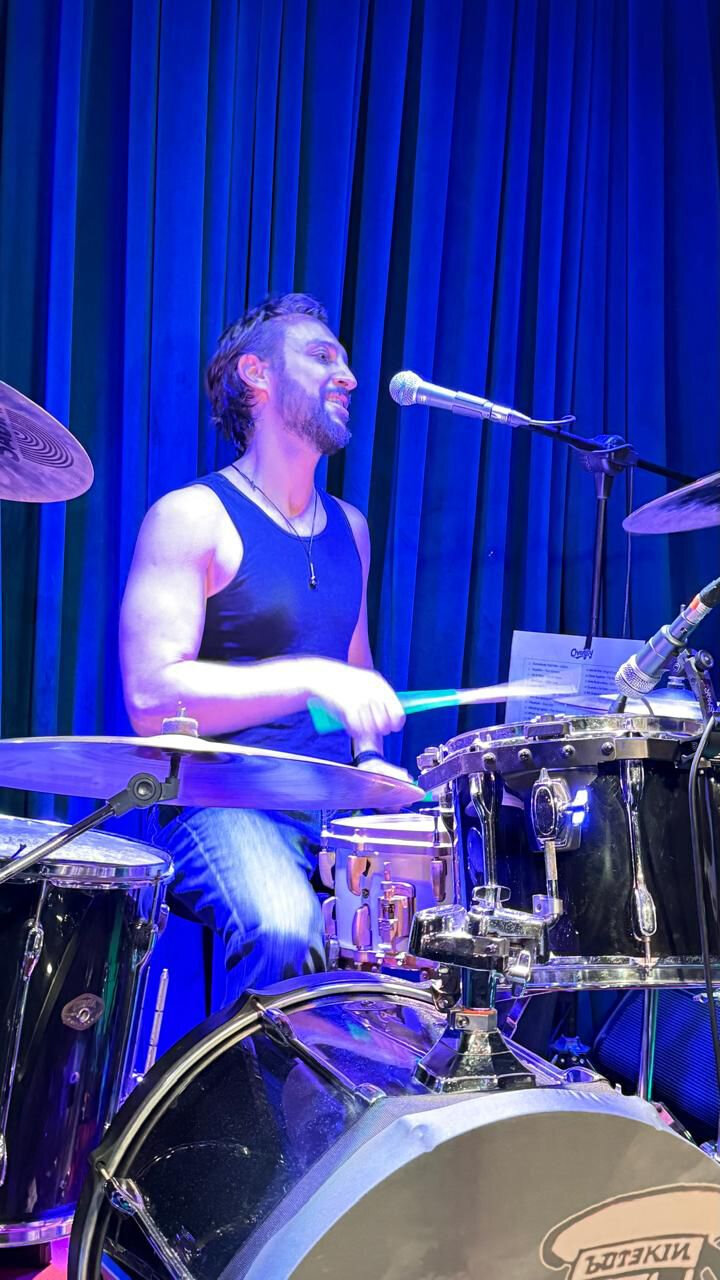 Pedro Holderbaum fez uma performance vigorosa na bateria (Foto: Divulga&ccedil;&atilde;o)