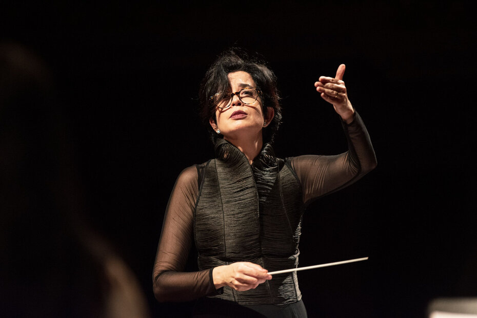 Priscila Bomfim conduz a OSPA nas duas apresenta&ccedil;&otilde;es em homenagem &agrave;s mulheres (Foto: Ana Clara Miranda/Divulga&ccedil;&atilde;o)