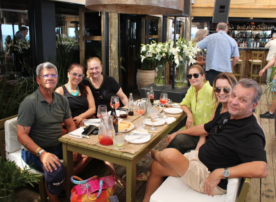 Paulo Krause, Juliana e Suzana Litvin, Tadeu Galv&atilde;o, M&aacute;rcia Brito e Sandra Saibro Krause em Punta del Este (Foto: Luis Mariante/ Divulga&ccedil;&atilde;o)