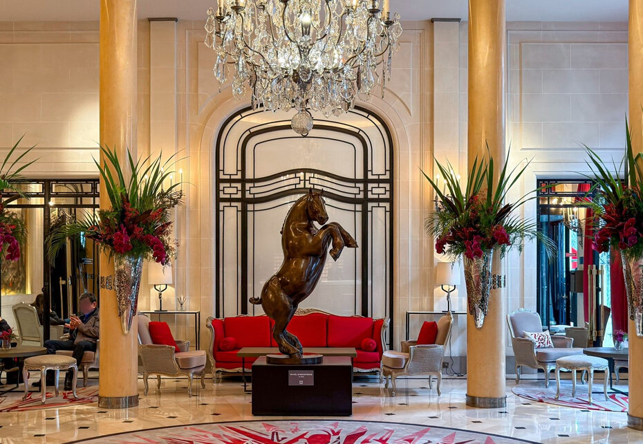 O imponente cavalo no lobby do hotel (Foto: Divulga&ccedil;&atilde;o)