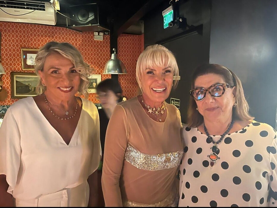 A aniversariante Adriana Cauduro entre Tita Macedo e Sophie Calderon Isdra (Foto: Paulo Gasparotto/Especial)