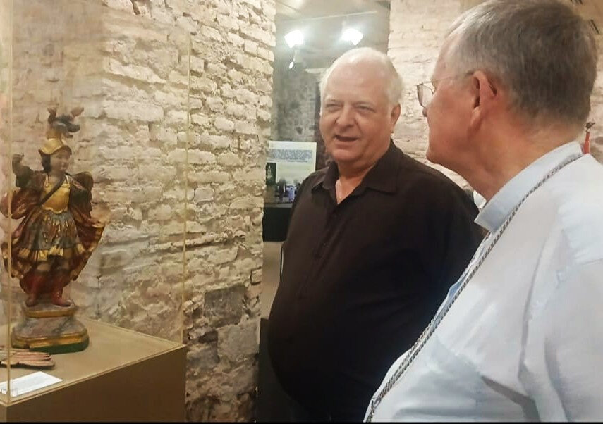 Gunter Axt e Dom Jaime Spengler diante da imagem de S&atilde;o Miguel (Foto: Divulga&ccedil;&atilde;o)