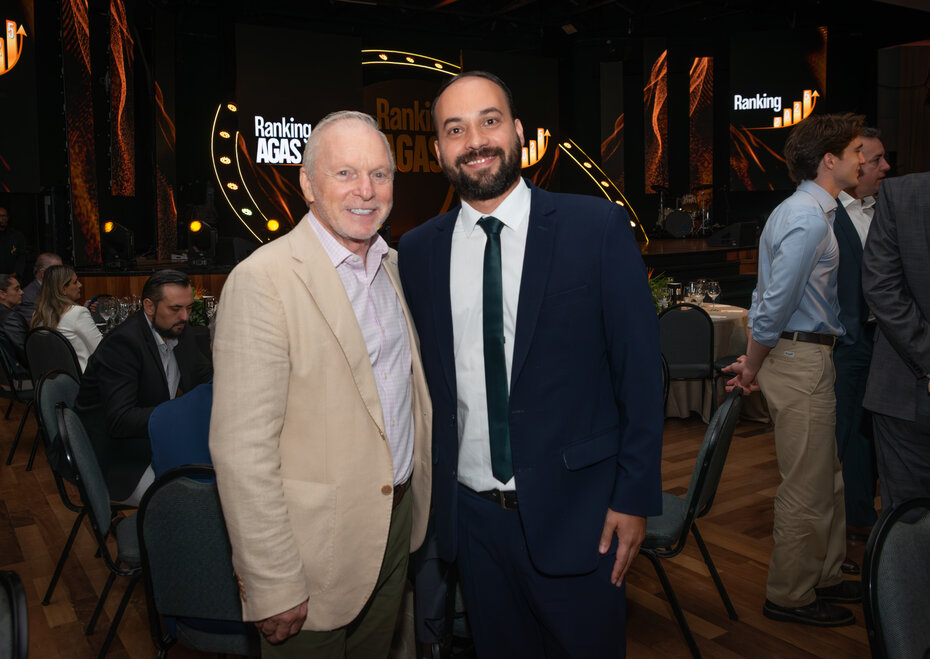 Francisco Schimidt e Alan Brand&atilde;o na cerim&ocirc;nia que reuniu o setor supermercadista (Foto: Evandro Leal/Divulga&ccedil;&atilde;o)