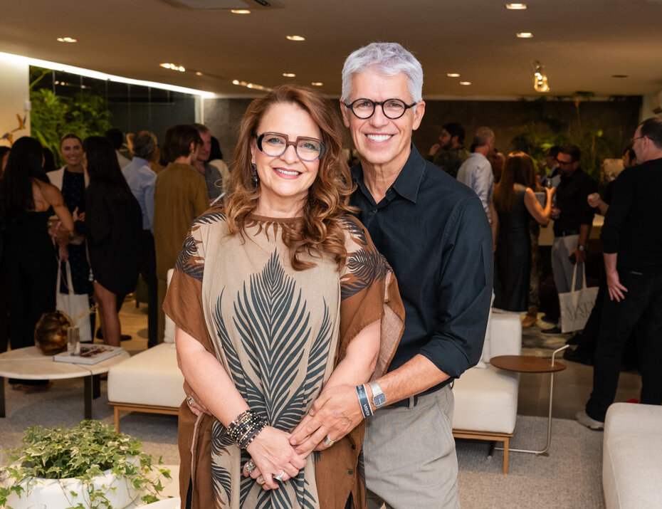 Lisiara Camargo, responsável pela ambientação, e Nelson Ramalho (Foto: Andréa Graiz/Divulgação)