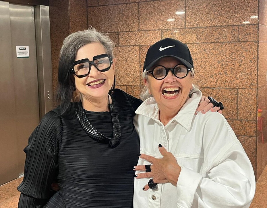 Alice Urbim e Suzana Saldanha: momento alegre no July Pires Coffee (Foto: Paulo Gasparotto/ Especial)