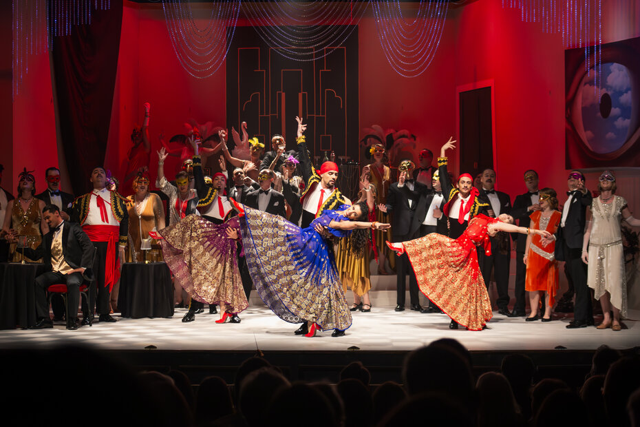 Bailarinos da Plural Cia de Dan&ccedil;a tiveram uma marcante participa&ccedil;&atilde;o no espet&aacute;culo (Foto: Vit&oacute;ria Proen&ccedil;a/Divulga&ccedil;&atilde;o)