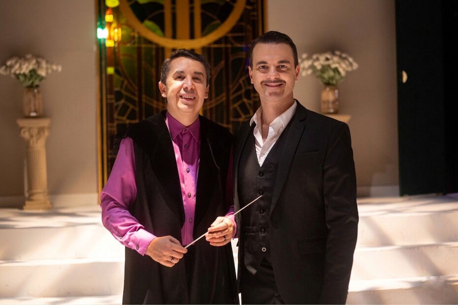 O regente Marcelo de Jesus e Fl&aacute;vio Leite, diretor da CORS (Foto: Vit&oacute;ria Proen&ccedil;a/Divulga&ccedil;&atilde;o)