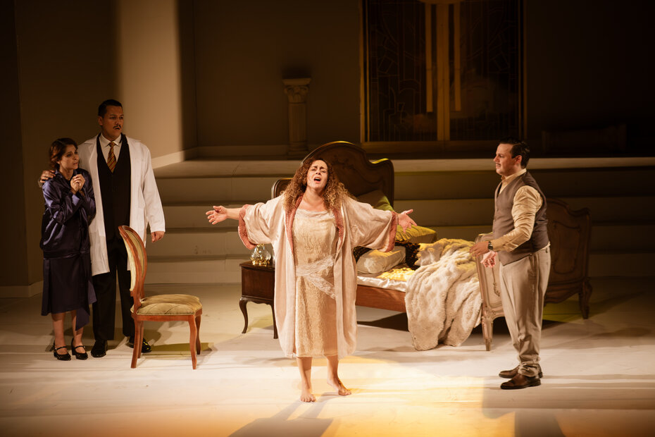 Um dos momentos dram&aacute;ticos da encena&ccedil;&atilde;o, quando Violetta se despede de seu amado (Foto: Vit&oacute;ria Proen&ccedil;a/Divulga&ccedil;&atilde;o)