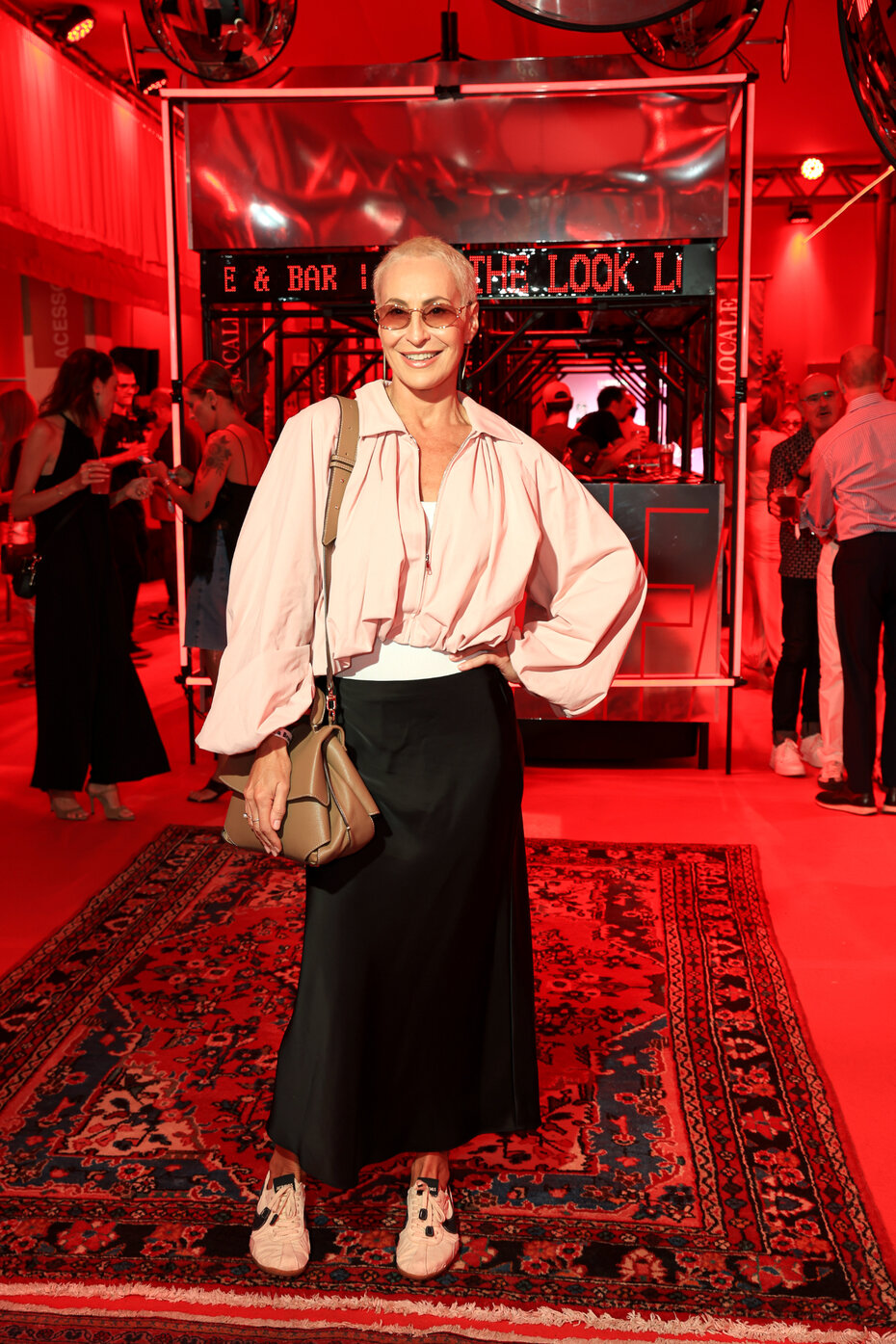 A jornalista Pati Pontalti, com look de brilho atual: atenta aos lan&ccedil;amentos de moda (Foto: Vini Dalla Rosa/Divulga&ccedil;&atilde;o)