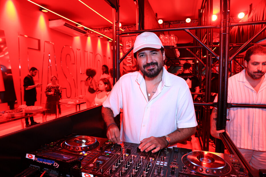 O DJ Jo&atilde;o Veppo comandou a trilha sonora com boas escolhas (Foto: Vini Dalla Rosa/Divulga&ccedil;&atilde;o)