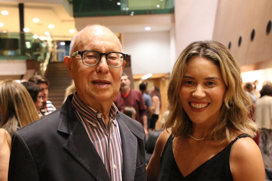 Daniela Beling, um dos nomes da dire&ccedil;&atilde;o da Funda&ccedil;&atilde;o Theatro S&atilde;o Pedro, me recebeu na exposi&ccedil;&atilde;o (Foto: Fl&aacute;via Moreira/Divulga&ccedil;&atilde;o)