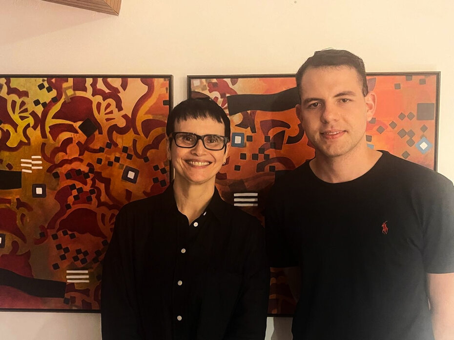 Creuza Barreto e Matheus Camargo conferiram as novas obras de Liana Timm (Foto: Paulo Gasparotto/Especial)