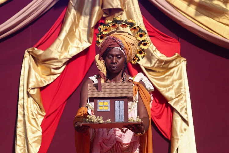 A atriz e cantora Denizeli Cardoso interpretou a Santa Ifigênia da Etiópia (Foto: Bruno Todeschini/Agência RBS)