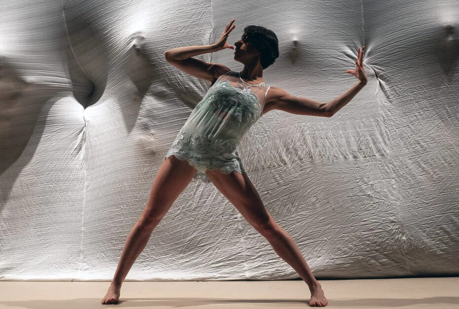 Belle, montagem de 2014, é uma livre adaptação do romance Belle de Jour, do escritor Joseph Kessel (Foto: Flavio Colker/Divulgação)