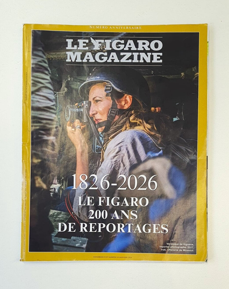 A edição comemorativa da revista com a fotógrafa Veronique de Viguerie no Iraque (Foto: Divulgação)