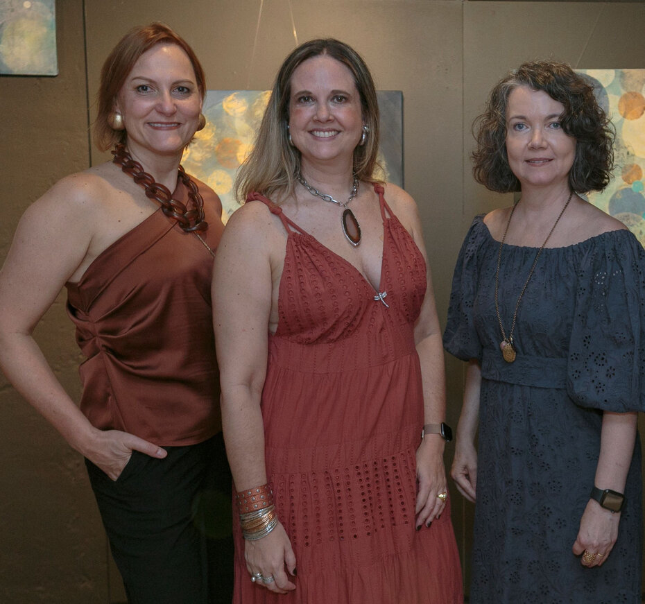 A curadora Letícia Lau com as artistas Leonor Moura e Andréia Moll na Gravura Galeria de Arte (Foto: Lisa Roos/Divulgação)