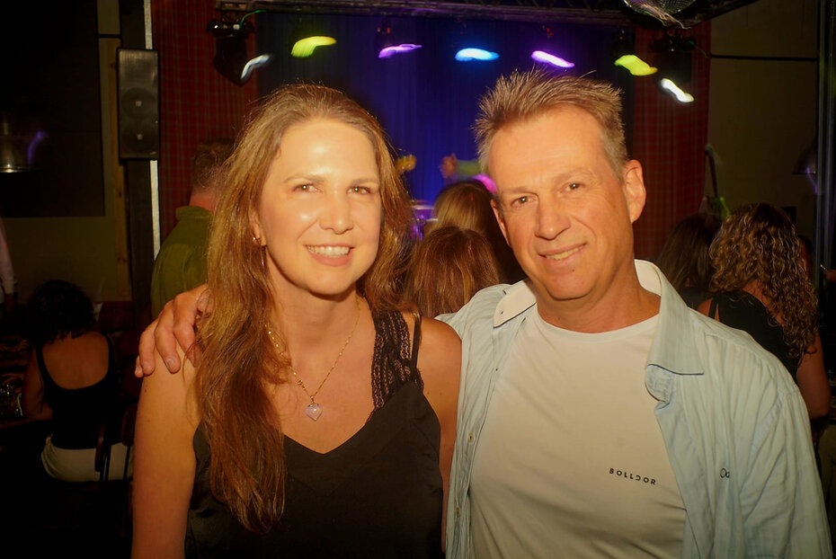 Fernanda Caraver e o m&eacute;dico T&uacute;lio Meyer Graziottin curtiram o show da banda Cosmic Jam (Foto: Duda Alvares/Divulga&ccedil;&atilde;o)