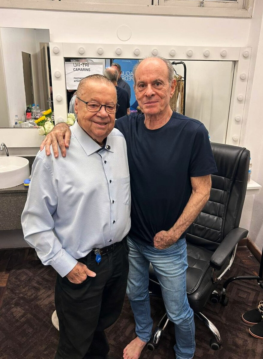 Amizade de longa data: Gerado Lopes com Ney Matogrosso no camarim do Auditório Araújo Vianna (Foto: Divulgação)