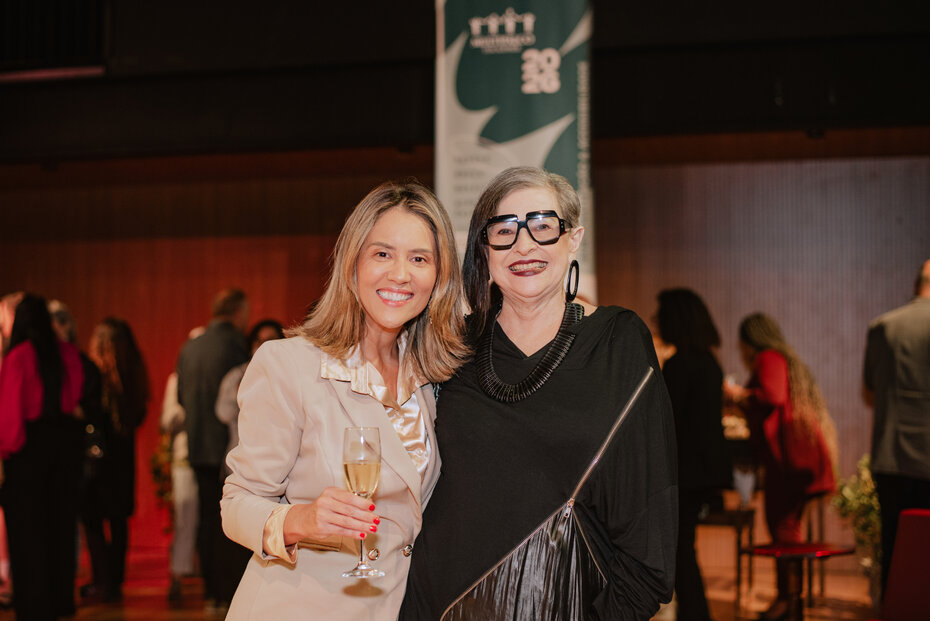 Daniele Beling, da Fundação Theatro São Pedro, com Alice Urbim (Foto: Isadora Quintana/Divulgação)