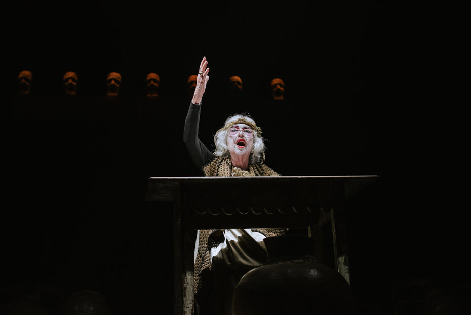 A veterana Walderez de Barros faz uma participação especial no espetáculo (Foto: Isadora Quintana/Divulgação)