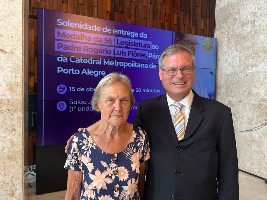 A sra. Iva Ilone Fl&ocirc;res e o filho, padre Rog&eacute;rio Lu&iacute;s Fl&ocirc;res durante a homenagem (Foto: Paulo Gasparotto/Especial)