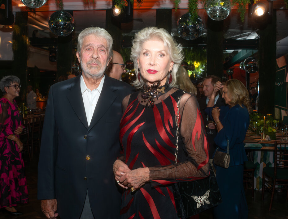 Aldo Wolf e Beth Nickhorn, ela uma das presen&ccedil;as marcantes, cumprimentaram Doca Mottin pela troca de idade (Foto: Evandro Leal/Divulga&ccedil;&atilde;o)  