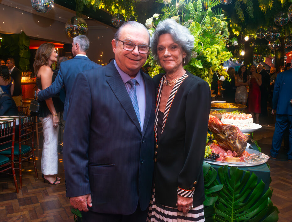 Luiz Pereira Lima e Maria Cec&iacute;lia Figueiras de S&aacute;, com elegante traje e colar de p&eacute;rolas e brilhantes  (Foto: Evandro Leal/Divulga&ccedil;&atilde;o)