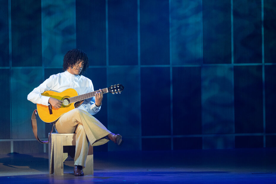 Raphael Elias interpreta Djavan no musical sobre o cantor alagoano (Foto: Janderson Pires/Divulga&ccedil;&atilde;o)