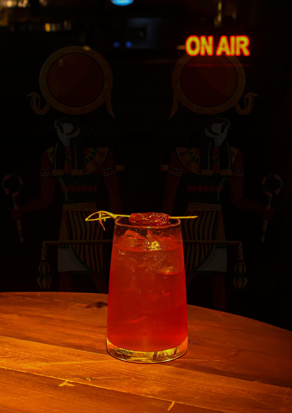 Kelvin Capra apresenta o Negroni Sangue de R&aacute;, inspirado na mitologia eg&iacute;pcia e no ciclo do deus sol (Foto: Notre Design/Divulga&ccedil;&atilde;o)