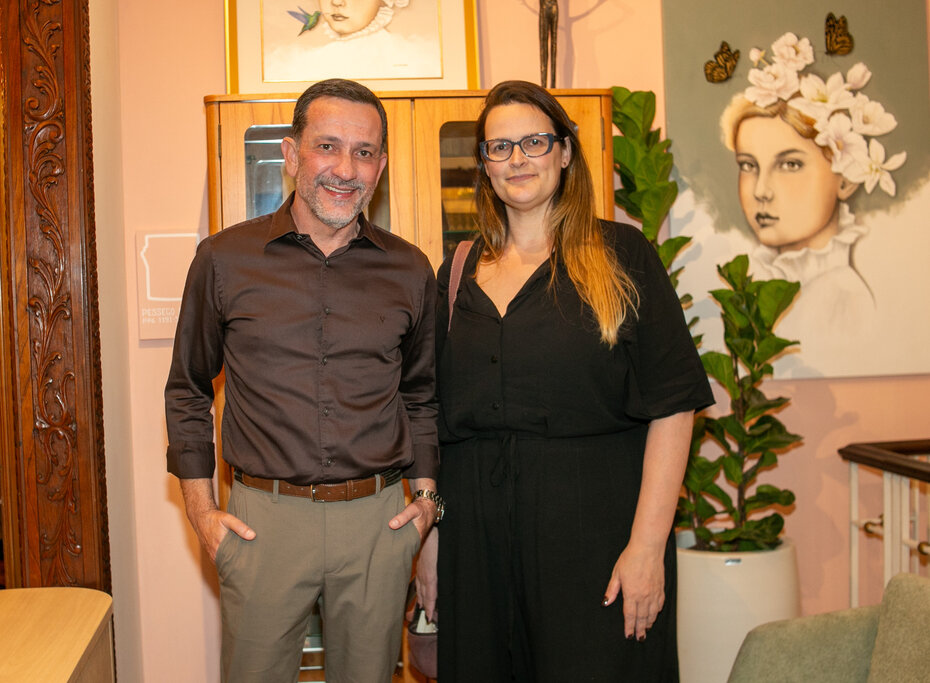 Daniel Sch&ouml;n e Cristine Peixoto conferiram o recanto de arte do evento (Foto: Lenara Petenuzzo/Divulga&ccedil;&atilde;o)