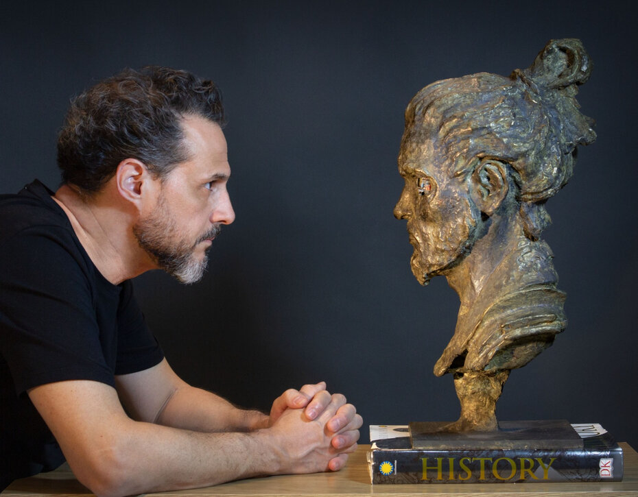 Paulo Favalli &eacute; um dos artistas que participam da exposi&ccedil;&atilde;o na Pra&ccedil;a Maur&iacute;cio Cardoso (Foto: Silvia Brum/Divulga&ccedil;&atilde;o)