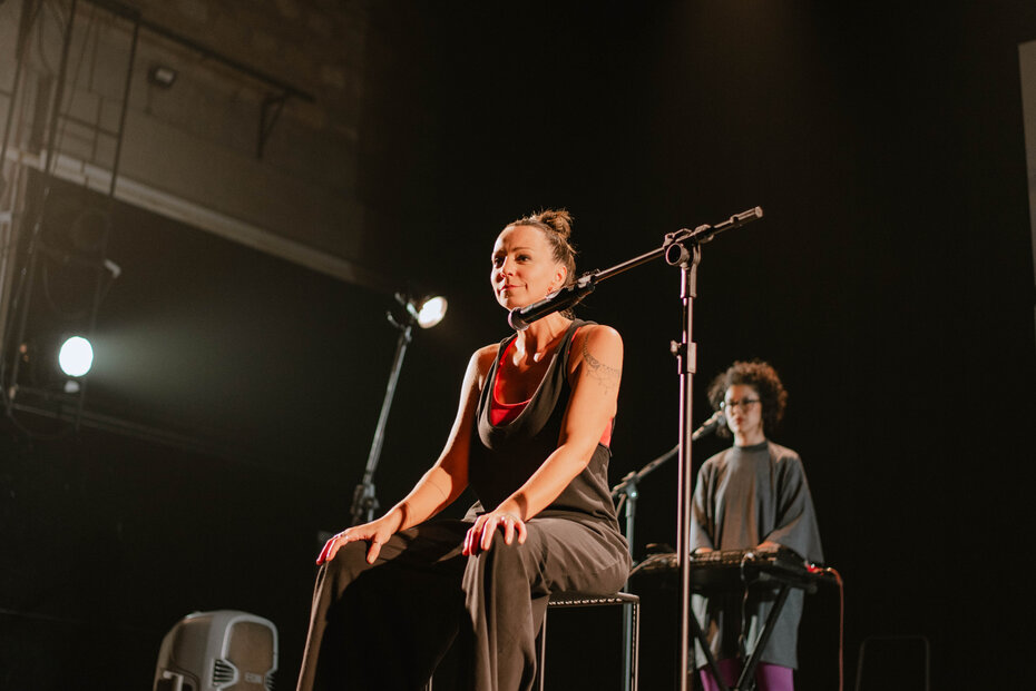 : Gabriela Munhoz e Paola Kirst em cena de Idade &eacute; um sentimento (Foto: Isadora Quintana /Divulga&ccedil;&atilde;o)
