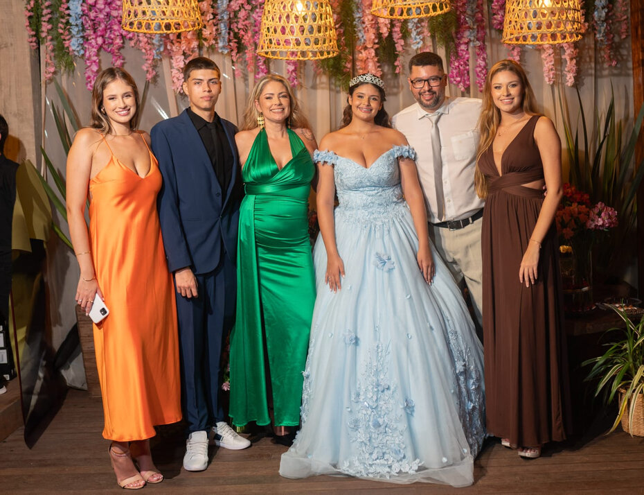 Laura Enes de Lima comemorou seus 15 anos ao lado dos pais Jaqueline Otto Enes e Ant&ocirc;nio Marcos Vieira de Lima e dos irm&atilde;os Julia, Gabriel e Caroline Enes de Lima (Foto: Divulga&ccedil;&atilde;o)