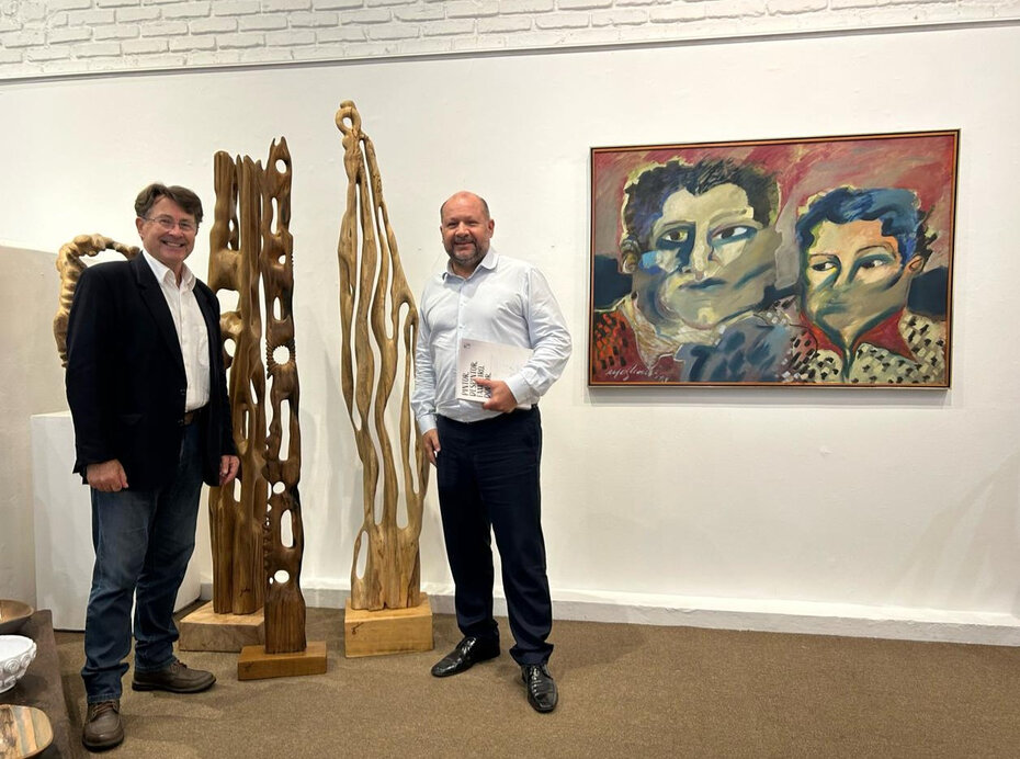 : O escultor Itelvino Jahn com o advogado Fernando Calvete (Foto: Divulga&ccedil;&atilde;o)